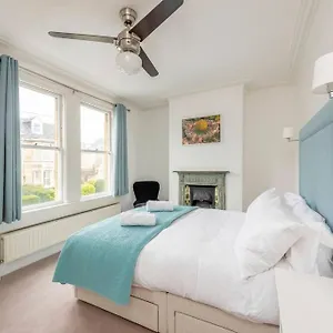 Spacious House - 2 Double - Street Parking - Garden Bath