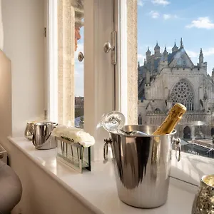 cathedral-yard-an-exclusive-private-apartment-on.cardiffhotelswales.com/